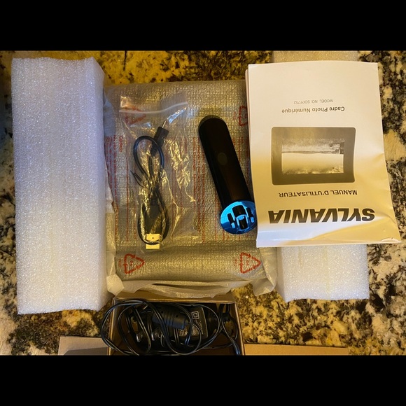 Memorex 8” Digital Photo Frame + Adapters - Picture 3 of 7